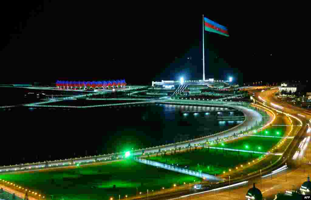 Một cột cờ khổng lồ với quốc kỳ Azerbaijan ở thủ đô Baku. Azerbaijan kỷ niệm 22 năm ngày tuyên bố độc lập sau khi Liên bang Xô viết sụp đổ.