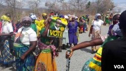 Abesifazana abavimbe uMnu. Nelson Chamisa eManicaland ngoLwesithathu. (Photo: VOA)