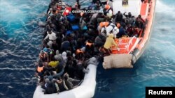 지난 1월 이탈리아 해안경비대가 지중해에서 난민들을 구출하고 있다. 해안경비대 동영상 캡처 화면.