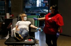 Seorang perempuan mendonorkan darahnya di Chase Field, Phoenix, 28 April 2020.