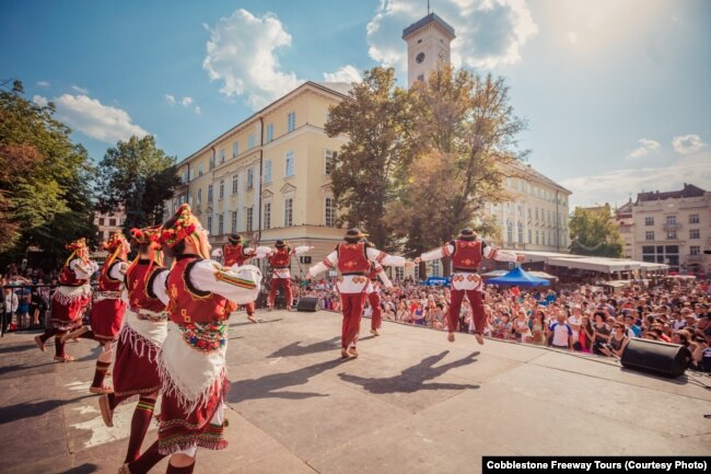 Як українець із канадської діаспори відкриває мандрівникам справжню Україну