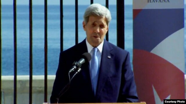El secretario de Estado John Kerry,  durante la ceremonia de izado de la bandera de EE.UU. en la Embajada estadounidense en La Habana, Cuba, el 14 de agosto de 2015.