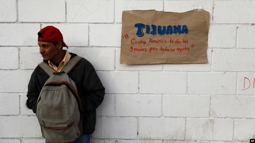 Un hondureño está de pie afuera de un refugio para más de 5.000 inmigrantes centroamericanos, en Tijuana, México, el miércoles 28 de noviembre de 2018.