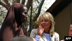 Bà Jill Biden, phu nhân Phó Tổng thống Joe Biden trò chuyện với những người tị nạn somalia tại một trại tị nạn ở Kenya