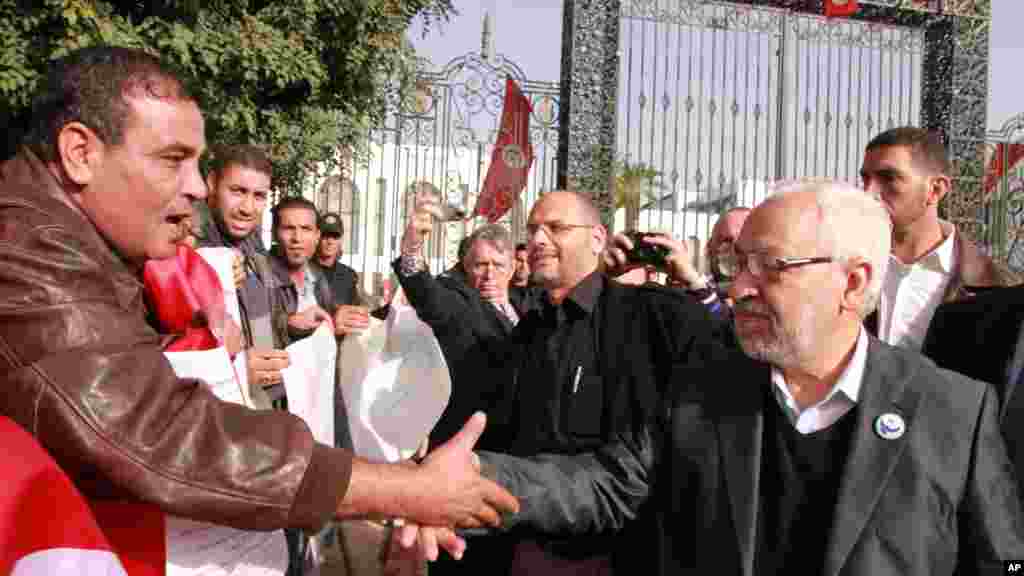 Le chef file du mouvement islamiste tunisien, Rachid Ghannouchi, à droite, arrive à l'ancienne Assemblée nationale, près de Tunis mardi 22 novembre 2011, où l'assemblée nouvellement élue de la Tunisie tient sa première réunion, chargée de l'élaboration d'une Constitution.