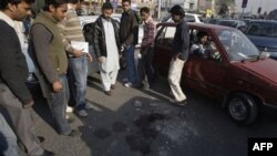 Vết máu trên một con đường ở Lahore sau vụ một nhà ngoại giao Hoa Kỳ bắn chết hai người Pakistan