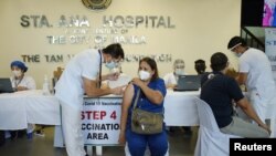 Vaksinasi dengan Coronavac produksi Sinovac Biotech bagi para nakes di Rumah Sakit Sta. Ana di Manila, Filipina, 2 Maret 2021. (REUTERS/Lisa Marie David)