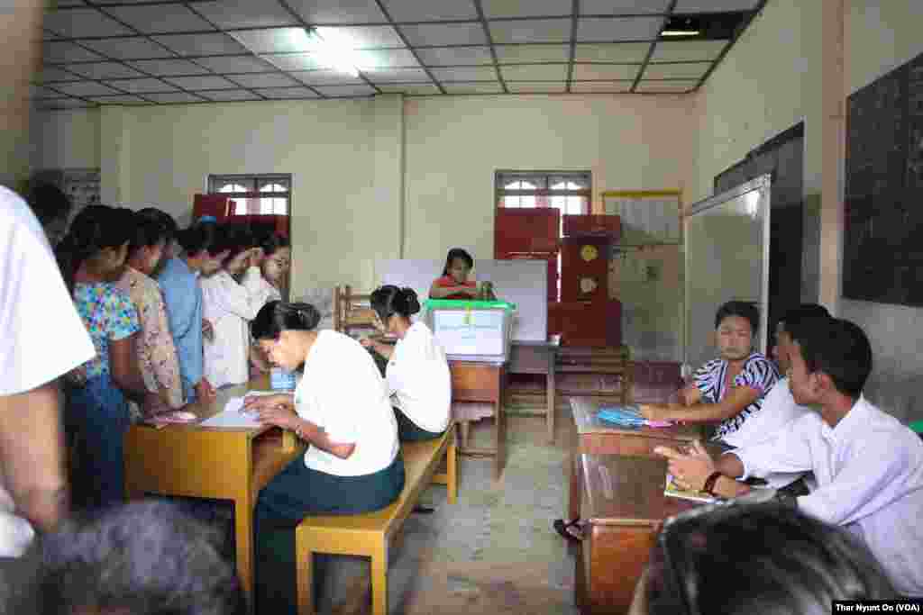 Voters in a polling station in Rangoon. Nov. 8th, 2015.