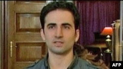 امیر حکمتی، شهروند آمریکایی ایران تبار که در ایران در حبس به سر می برد.