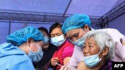 中國重慶居民在接種中國國藥開發的新冠病毒疫苗。 （2021年4月12日）