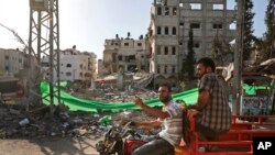 Gazze kentinde İsrail hava saldırılarında yıkılan bir bina 