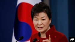 Tổng thống Hàn Quốc Park Geun-hye trả lời câu hỏi của phóng viên trong cuộc họp báo tại Nhà Xanh, Seoul, Hàn Quốc, thứ Tư ngày 13 tháng 01 năm 2016.