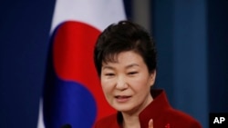 Presiden Korea Selatan Park Geun-hye menjawab pertanyaan wartawan di Gedung Biru, Seoul, Korea Selatan (13/1).