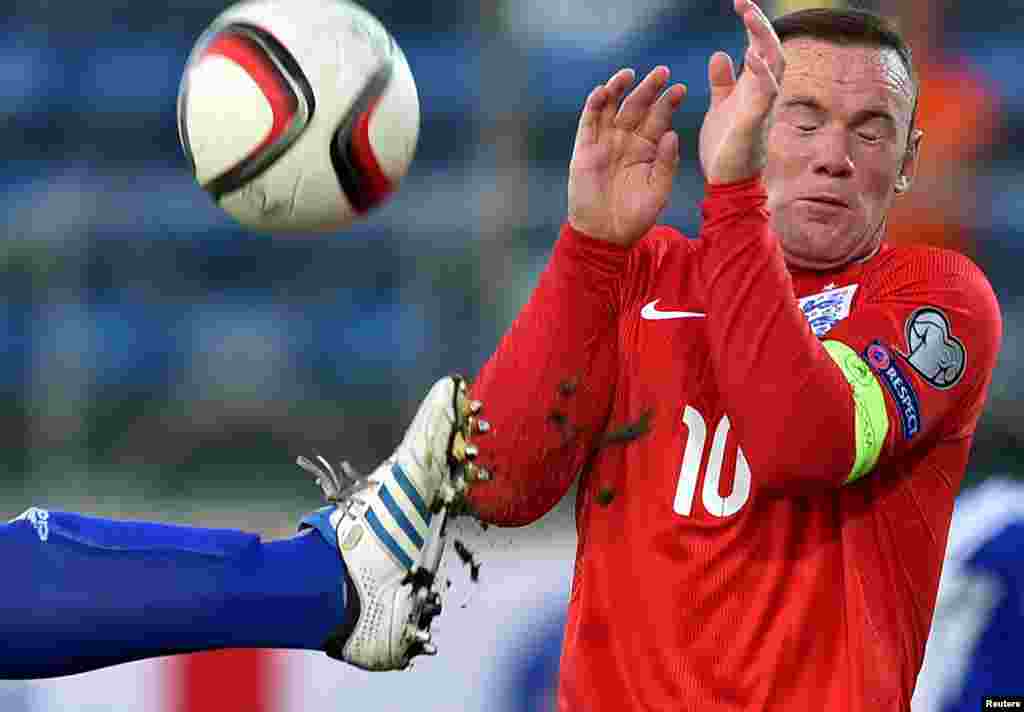 산마리노 올림픽 스테디움에서 열린 유로 2016 예선전에서 잉글랜드의 웨인 루니 선수가 상대편 선수의 발길질을 피해 얼굴을 막고 있다.