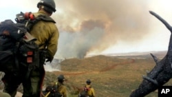 En esta foto tomada por Andrew Ashcraft, miembros de los Hotshots observan el incendio forestal que luego los mató.