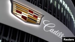 美國密西根州底特律市舉行的北美國際汽車展上展示的凱迪拉克汽車品牌徽標（2018年1月16日）