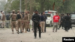 Des policiers déployés près du lieu d’un attentat à Peshawar, Pakistan, 15 février 2017.