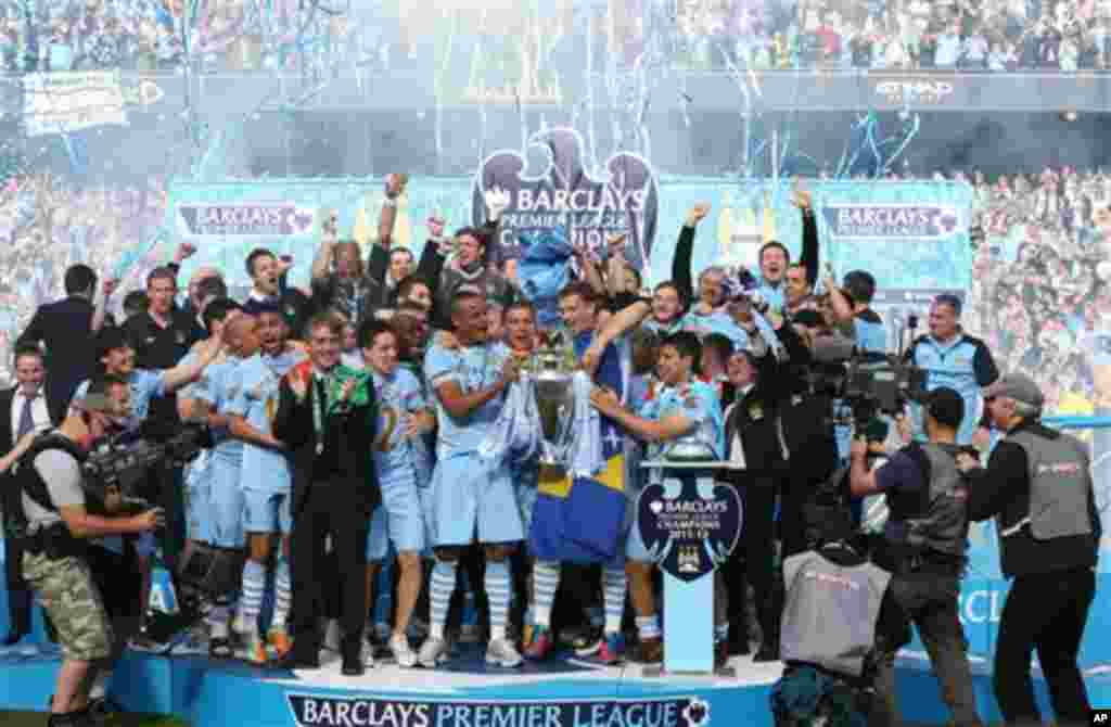 Magoya bayan kungiyar Manchester City su na bayyana farin cikinsu bayan da suak doke Queens Park Rangers da ci 3-2, suka kuma zamo zakarun wasannin lig-lig na Ingila, Premier League, lahadi 13 Mayu 2012 a filin wasa na Etihad dake Manchester.