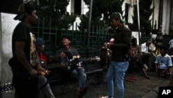 Indonesian entrepreneurs say business ventures will help create new jobs domestically for people like these youth in Jakarta.