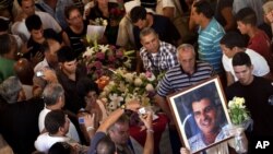 Tras el funeral de Oswaldo Payá este martes 24 de julio, el conductor del vehículo accidentado sigue retenido por las autoridades. 