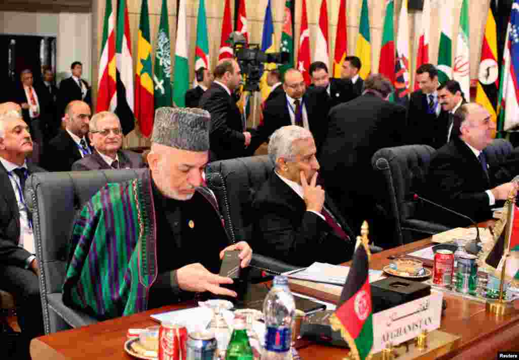 阿富汗总统卡尔扎伊2013年2月6日参加在开罗举行的伊斯兰合作组织国家首脑会议。