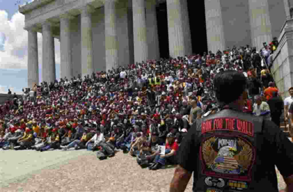 Miles de motociclistas de todas partes del país se agruparon en el monumento en memoria al ex presidente Lincoln, para una histórica foto.