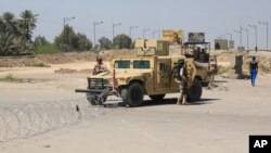 Des soldats irakiens montent la garde à proximité d'un attentat suicide ayant visé un poste de contrôle militaire, à Bagdad, en Irak, le 4 avril 2016. (AP Photo/Karim Kadim)