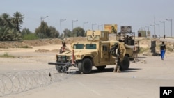이라크 군이 4일 폭탄 테러가 발생한 바그다그 북동부 검문소 인근에서 경계 근무를 서고 있다.
