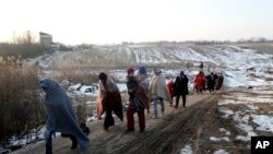 Des migrants d'Irak marchent entre la Serbie et la Macédoine, le 23 janvier 2016.