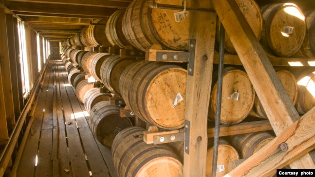 Proceso de maduración de barriles de whisky en una casa de barriles en los terrenos de la destilería Jack Daniel en Lynchburg, Tennessee. (Foto cortesía de Jack Daniel's).