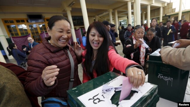 流亡印度的藏人在达兰萨拉投票站为西藏流亡政府的选举投票。（2016年3月20日） 