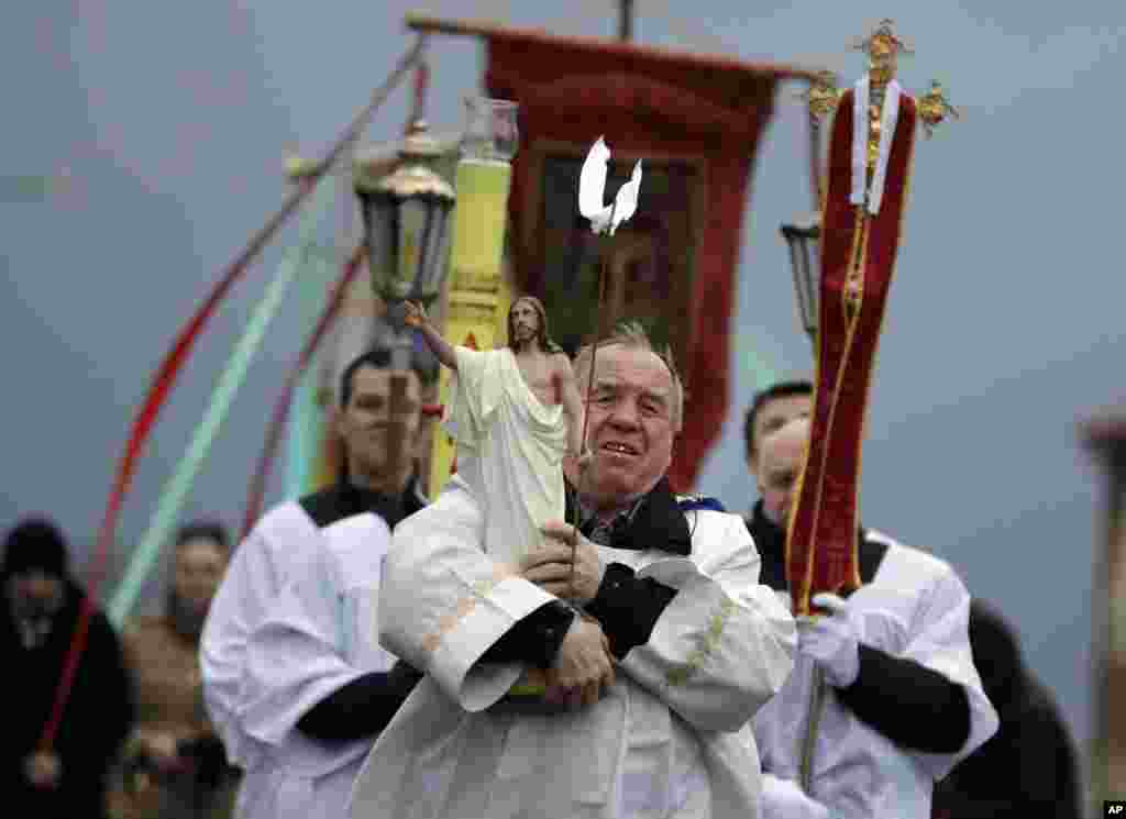 Braving the wind, Catholic devotees carry gonfalons during Easter rites in Novogrudok, 150 kilometers (93 miles) west of the capital Minsk, Belarus, April 16, 2017.