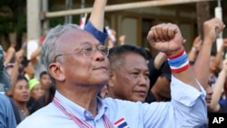 지난해 11월 부터 태국 반정부 시위를 주도해온 수텝 터억수반 전 부총리가 12일 방콕 외곽에서 열린 시위에 참석했다.