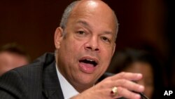 Jeh Johnson aclaró que al igual que los adultos los niños indocumentados de cualquier edad están sujetos a deportación.