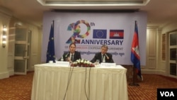 George Edgar, European Union ambassador to Cambodia, left, speaks at a press conference in Phnom Penh, Cambodia, May 5, 2017. (Ith Sothoeuth/VOA Khmer) 