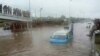 Táxi parado no meio de uma estrada de Luanda inundada devido às chuvas (Foto de Arquivo)