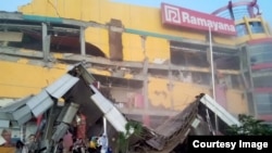 印尼帕卢市一家商场在地震中倒塌