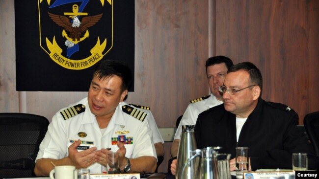 时任菲律宾海军上校的巴科多Giovanni Bacordo（左）2014年3月19日访问美国一艘军舰（菲律宾海军照片）
