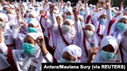 Pelajar mengenakan masker saat aksi perawatan kesehatan yang didedikasikan untuk virus corona di Solo, Jawa Tengah, 3 Februari 2020. (Foto: Antara/Maulana Sury via REUTERS)