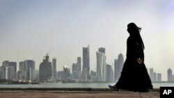 Một phụ nữ Qatar đi bộ ở Doha, Qatar, ngày 14 tháng 5 năm 2016.