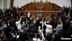Deputies of the Venezuelan National Assembly vote during a session in Caracas, Jan. 5, 2016. 
