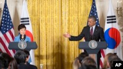 지난해 10월 바락 오바마 미국 대통령(오른쪽)이 워싱턴을 방문한 박근혜 한국 대통령과 회담 후 공동기자회견에 참석했다. (자료사진)