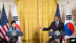 La presidenta Park ha articulado una mejor visión, de una Corea unificada, libre del temor de la guerra y de las armas nucleares y esa es una visión que respaldamos", dijo el presidente Obama.