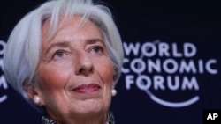 La directora gerente del FMI, Christine Lagarde, habla con la prensa en el Foro Económico Mundial en Davos, Suiza, el lunes, 21 de enero de 2019.