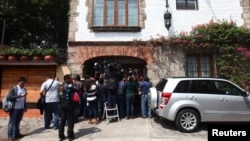 Un enjambre de periodistas se agolpó a la puerta de la casa de Gabiel García Márquez para confirmar la noticia.
