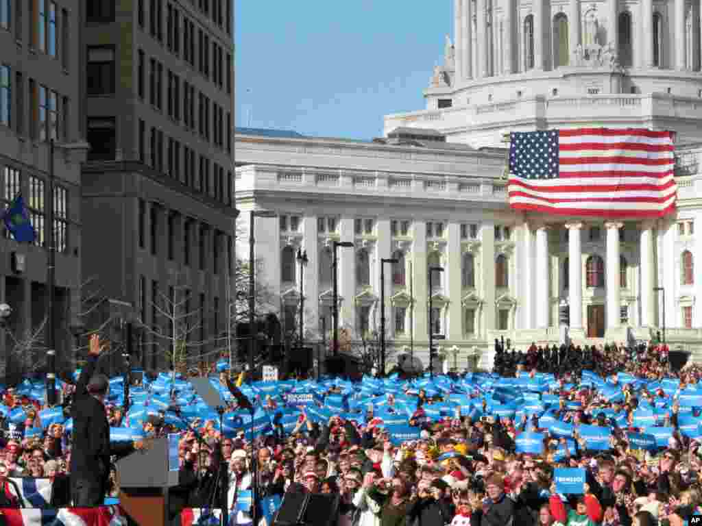 5일 미국 위스콘신주 매디슨에서 열린 대규모 야외 유세에서 연설하는 바락 오바마 대통령
