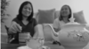 Chị Nguyễn Anh Thư (phải) nói chuyện với chị gái Nguyễn Anh Thúy trong một lần đến thăm nhà mới của chị Thúy ở Glendale, bang Arizona, ngày 25 tháng 10, 2020.
