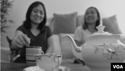 Chị Nguyễn Anh Thư (phải) nói chuyện với chị gái Nguyễn Anh Thúy trong một lần đến thăm nhà mới của chị Thúy ở Glendale, bang Arizona, ngày 25 tháng 10, 2020.