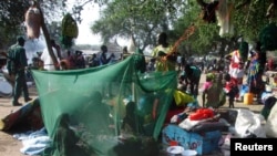 Displaced people gather inside a mosquito net tent as they flee from fighting between the South Sudanese army and rebels in Bor town, 180 km (112 miles) northwest from capital Juba December 30, 2013. South Sudanese rebels loyal to former Vice President Ri