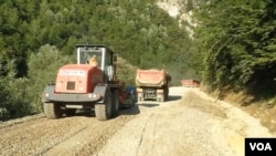 Radovi na izgradnji puta Dečani - Plav (Foto: VOA)